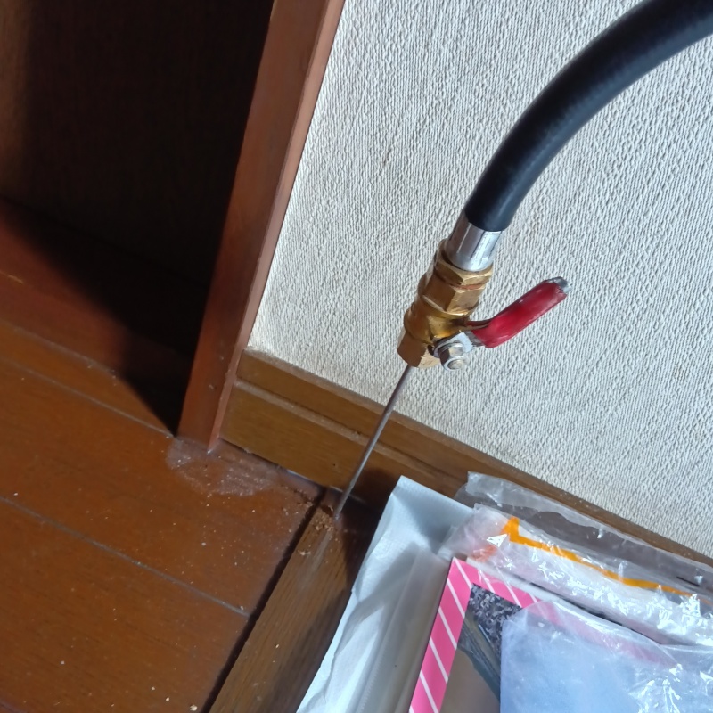 フローリングに穴を開けてシロアリ駆除剤を注入