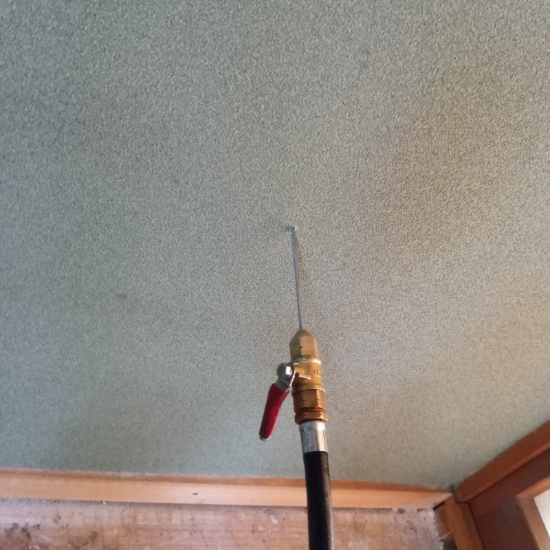 壁材に穴を開けてシロアリ駆除剤を注入