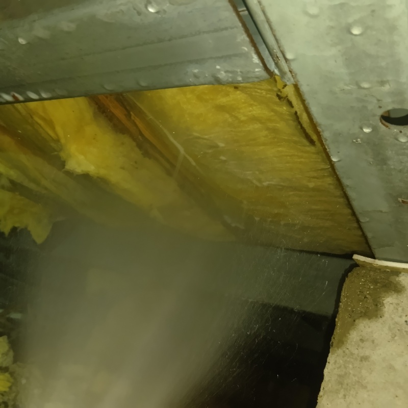 床下断熱材にシロアリ駆除剤を散布