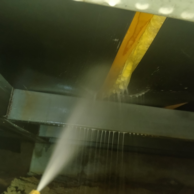 床下木材にシロアリ駆除剤を散布