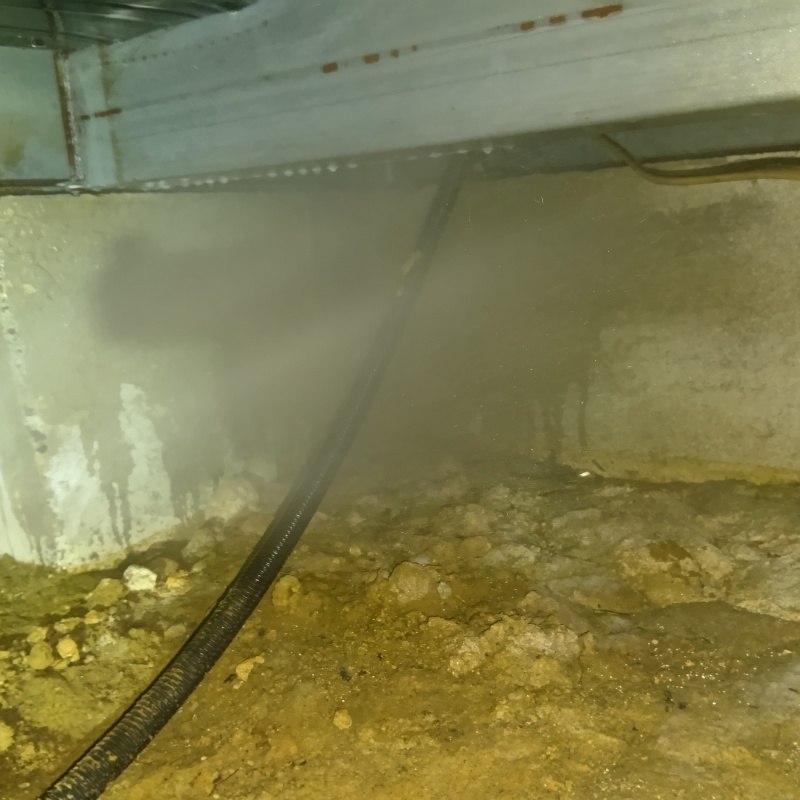 基礎にシロアリ駆除剤を散布