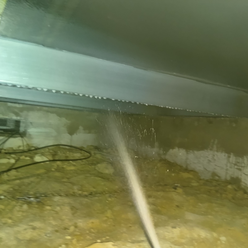 基礎にシロアリ駆除剤を散布