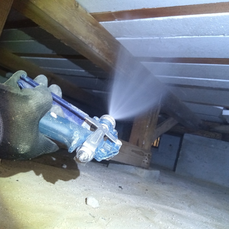 床下木材にシロアリ駆除剤を散布