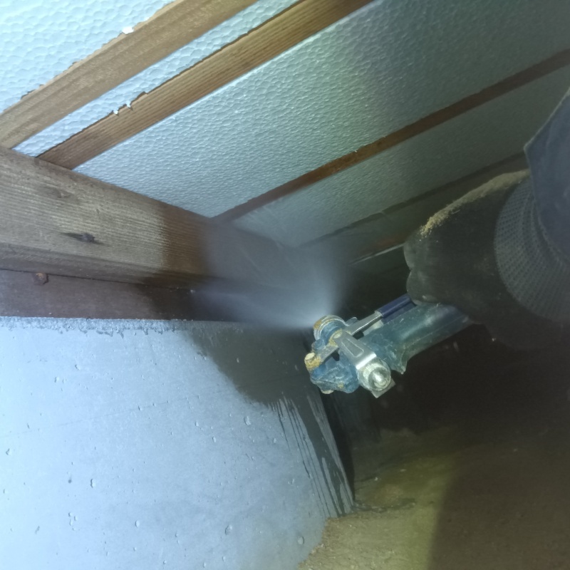 床下断熱材にシロアリ駆除剤を散布