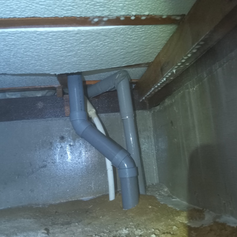 地面・基礎にシロアリ駆除剤を散布した様子