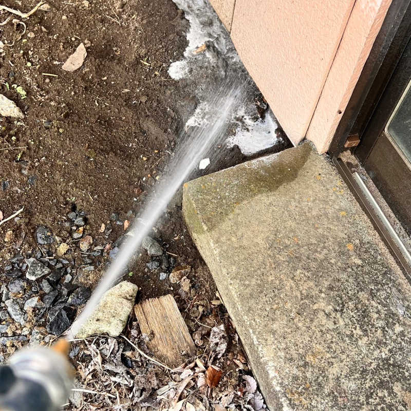 建物の外周にシロアリ駆除剤を散布