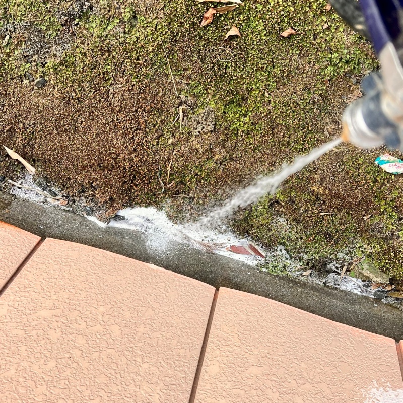 建物の外周にシロアリ駆除剤を散布