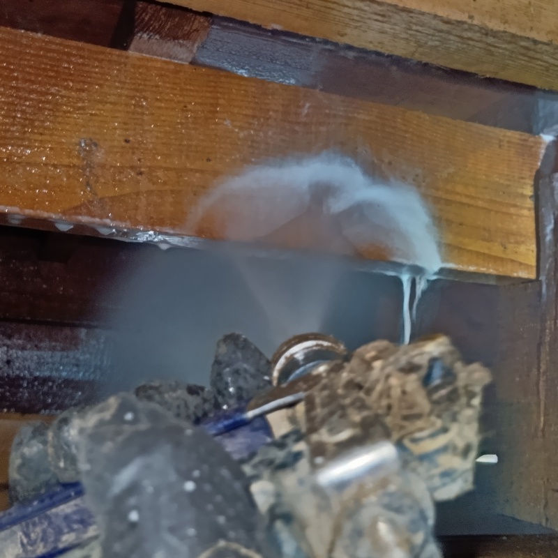 床下木材にシロアリ駆除剤を散布