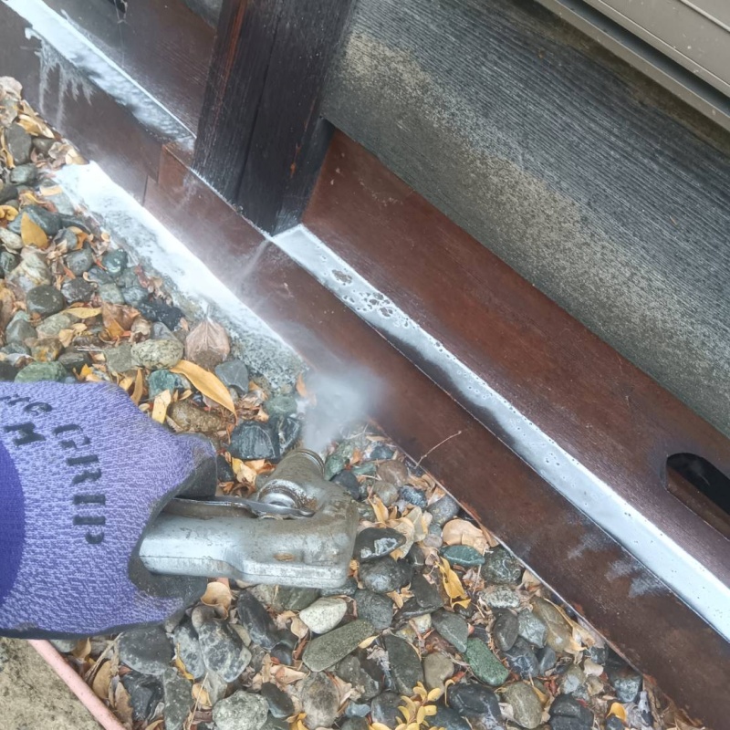 建物外周の土壌にシロアリ駆除剤を散布