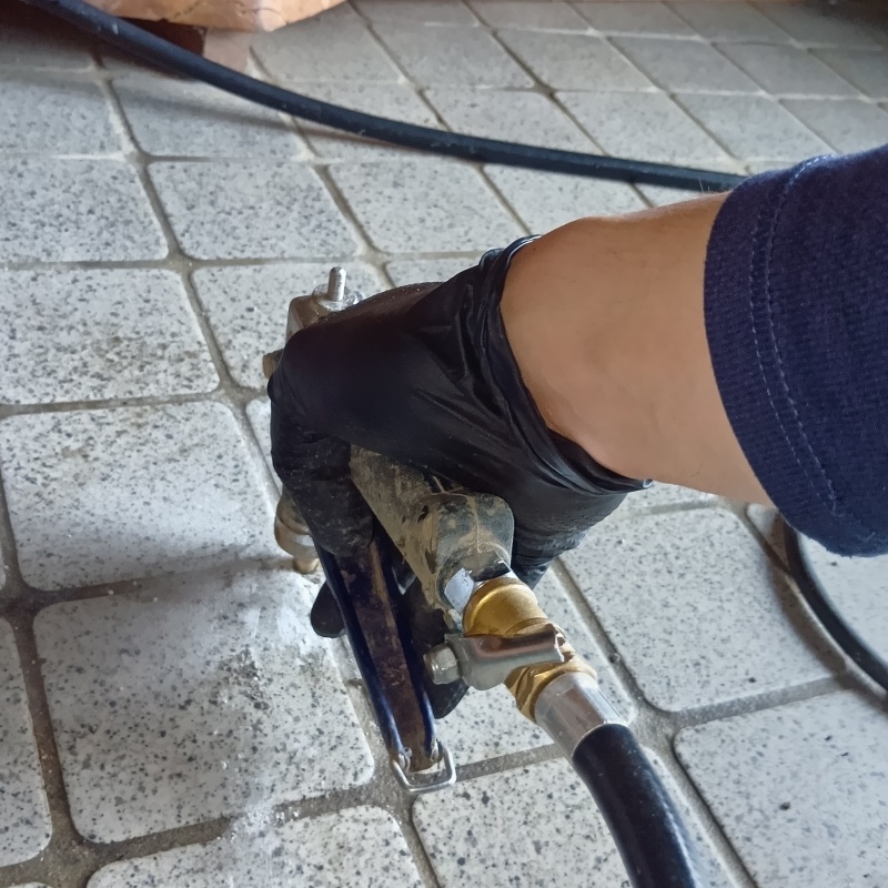 玄関床の目地からシロアリ駆除剤を注入