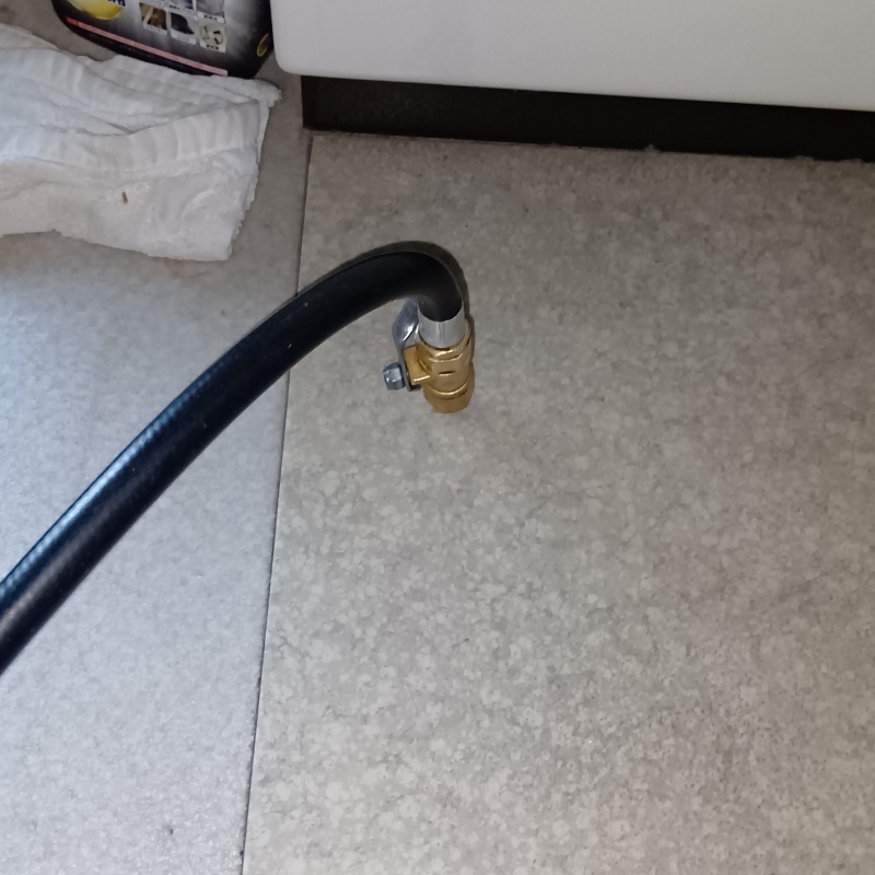 フローリングに穴を開けてシロアリ駆除剤を注入