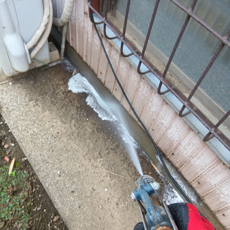 基礎まわりにシロアリ駆除剤を散布する様子