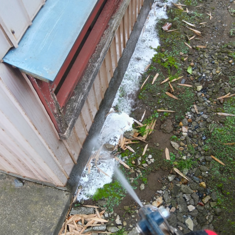 基礎まわりにシロアリ駆除剤を散布する様子