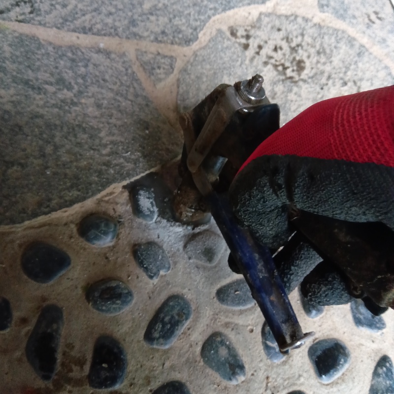 玄関の床にシロアリ駆除剤を注入する様子