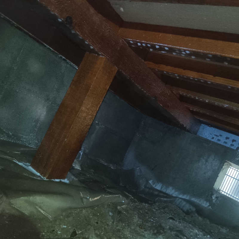 床下の基礎部分にシロアリ駆除剤を散布した様子