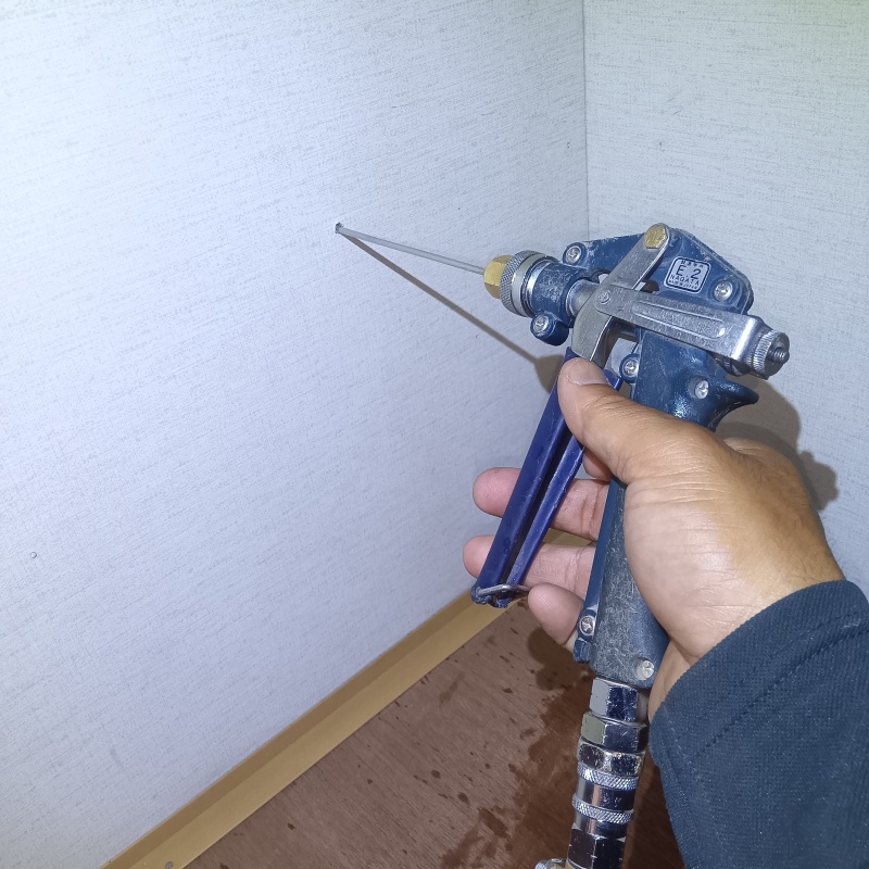 廊下の壁にシロアリ駆除剤を注入する様子