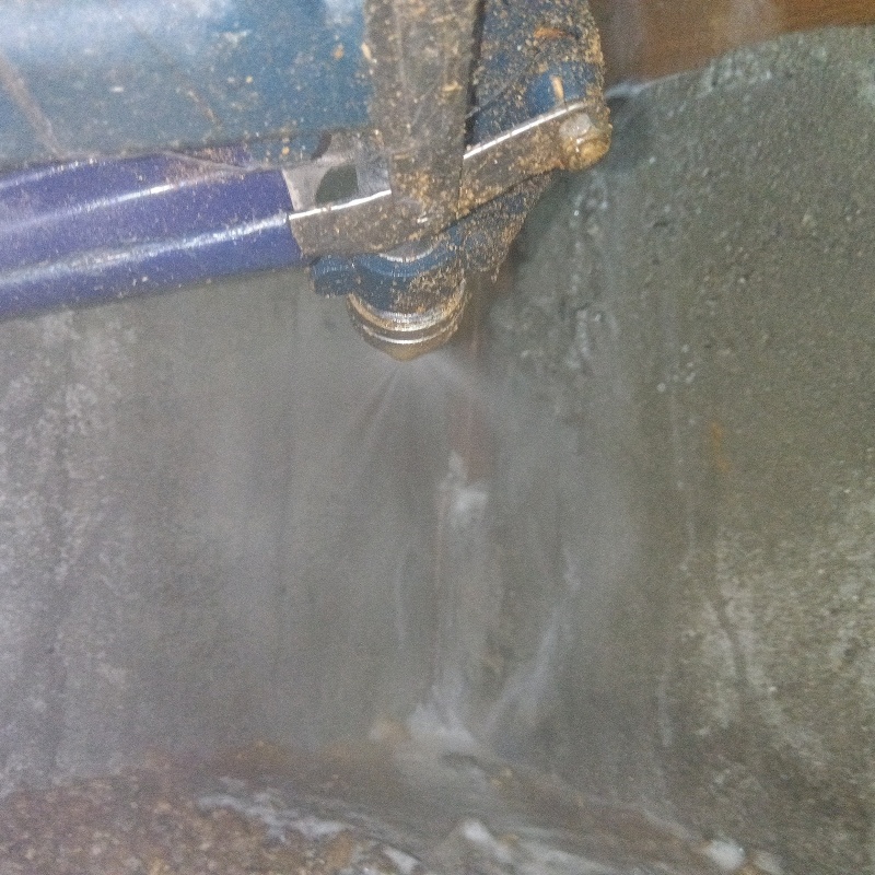 床下の基礎部分にシロアリ駆除剤を散布する様子