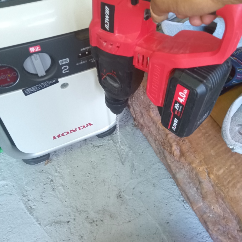 穿孔処理の穴を開ける様子