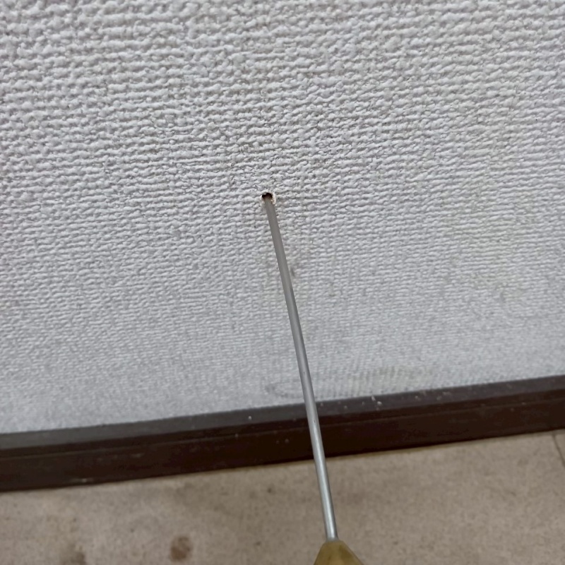 床下の土壌・基礎にシロアリ駆除剤を散布
