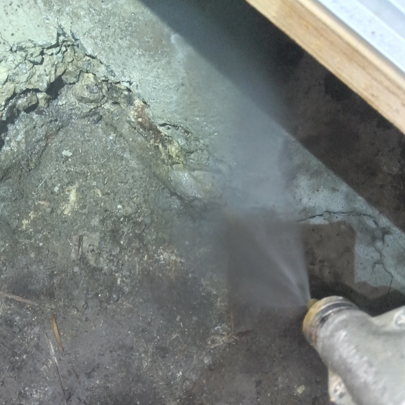 床下の木部にシロアリ駆除剤を散布