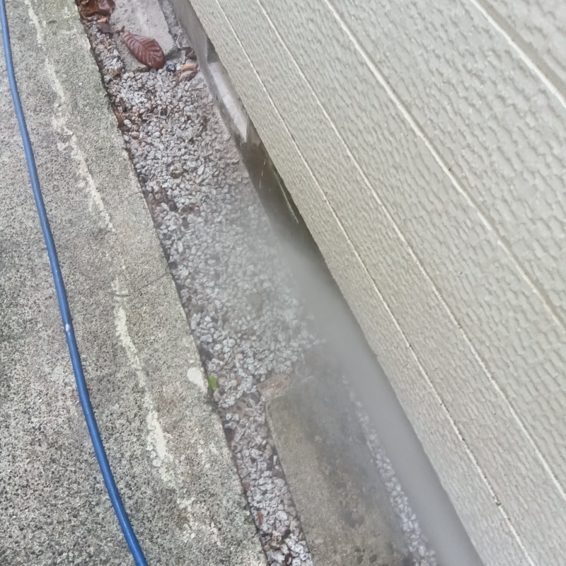 建物外周にシロアリ駆除剤を散布