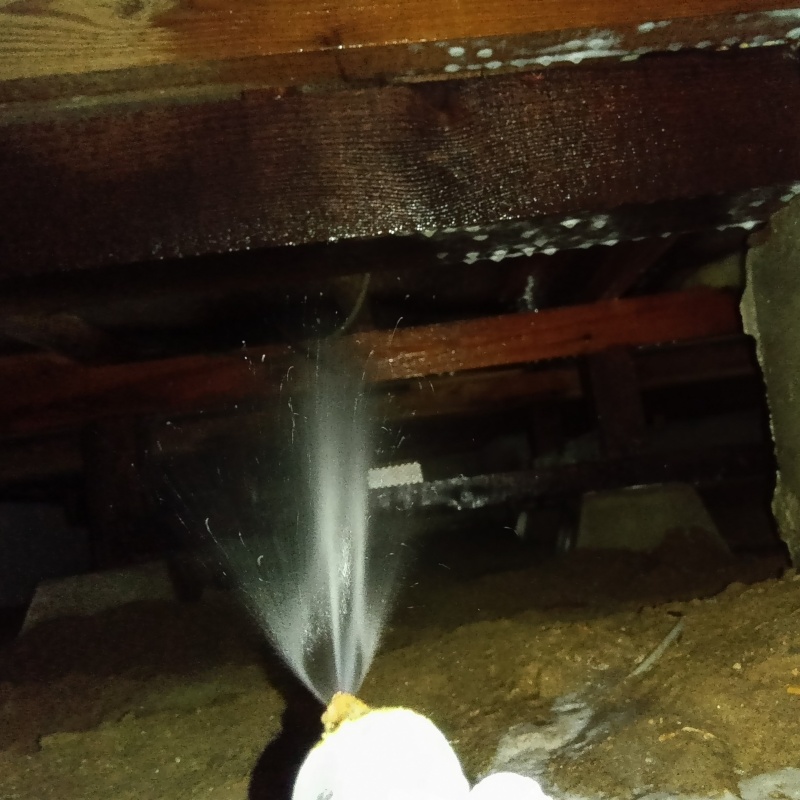 床下の木部にシロアリ駆除剤を散布