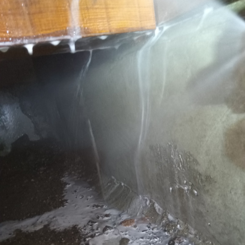 床下の土壌・基礎にシロアリ駆除剤を散布