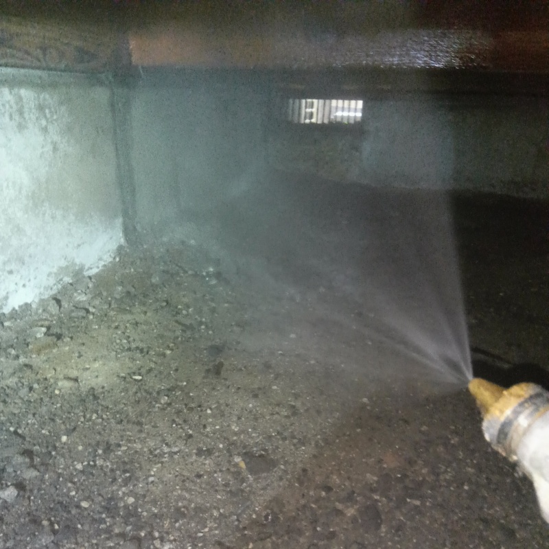 床下の土壌・基礎にシロアリ駆除剤を散布