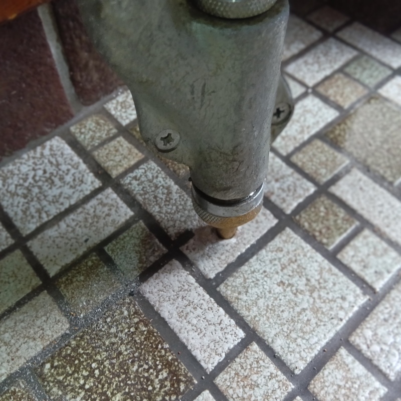 床下の土壌・基礎にシロアリ駆除剤を散布