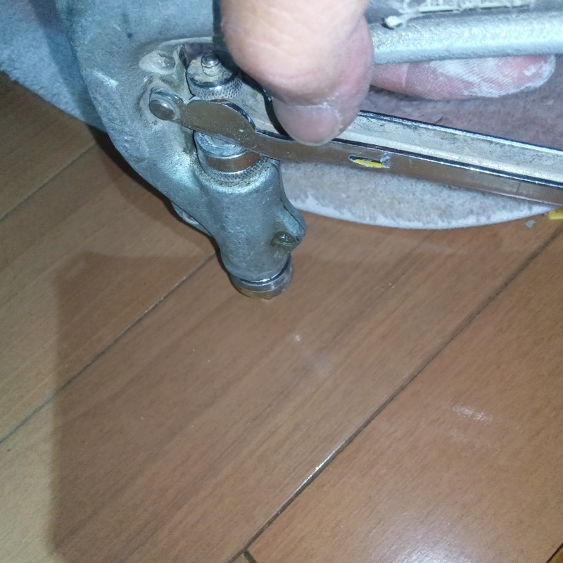 フローリングにシロアリ駆除剤を注入