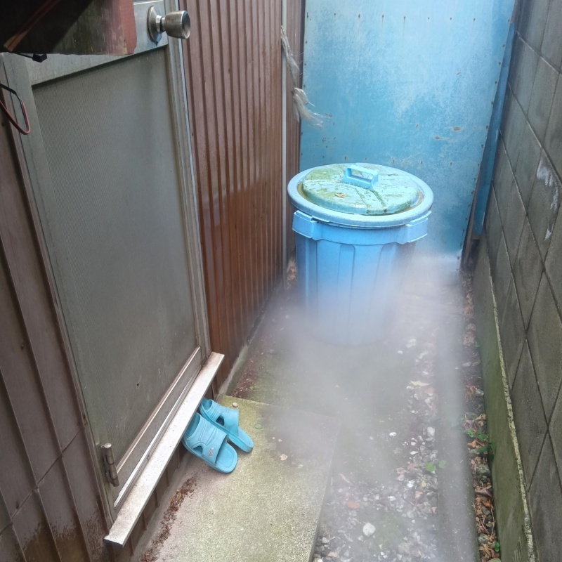 建物外周にシロアリ駆除剤を散布