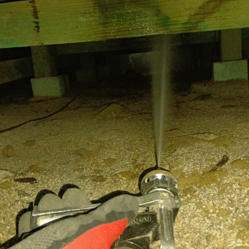 床下の木部にシロアリ駆除剤を散布