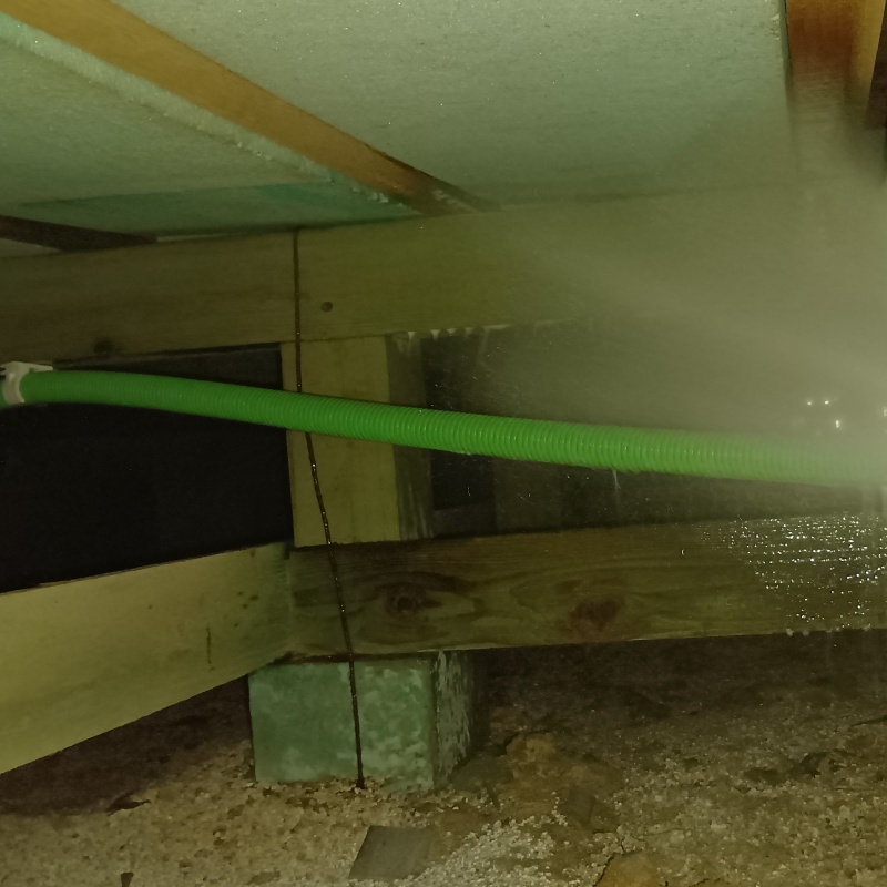 床下の木部にシロアリ駆除剤を散布