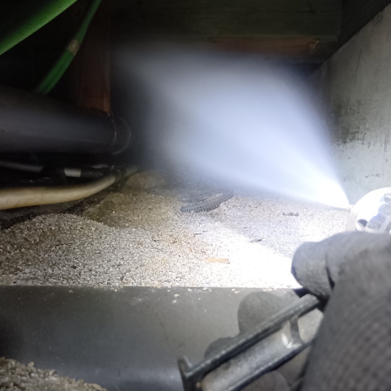 床下の土壌・基礎にシロアリ駆除剤を散布