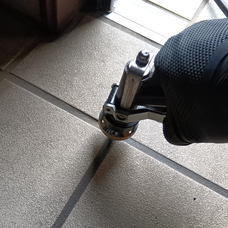 床下の土壌・基礎にシロアリ駆除剤を散布