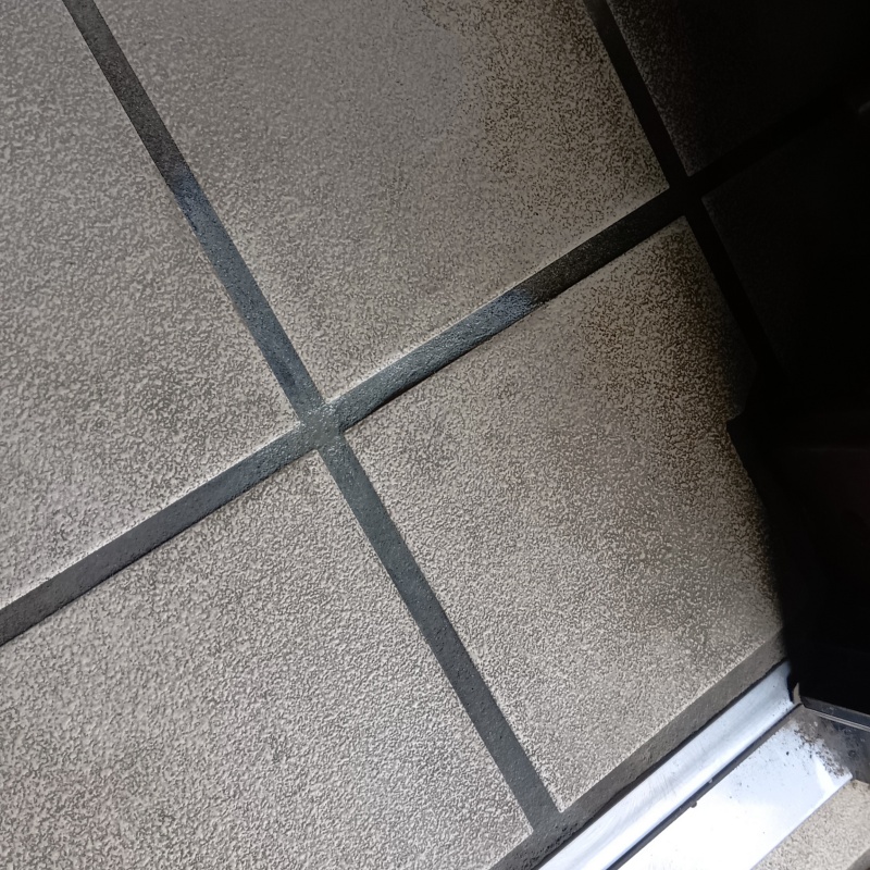 開けた穴をパテで補修