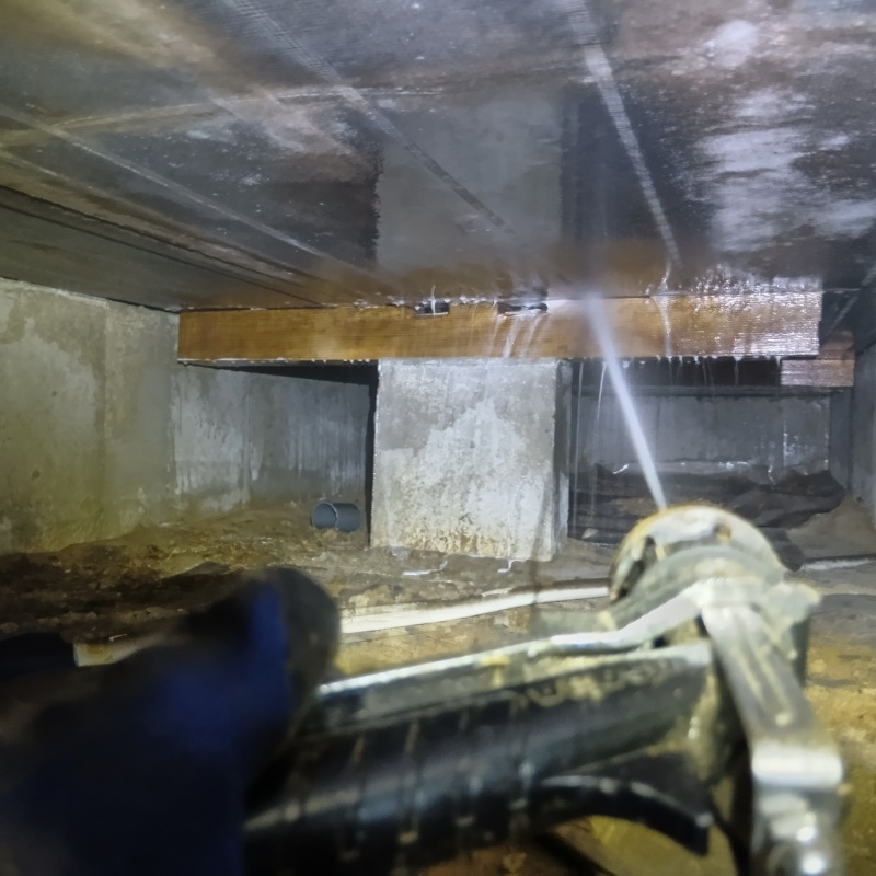 床下の木部にシロアリ駆除剤を散布