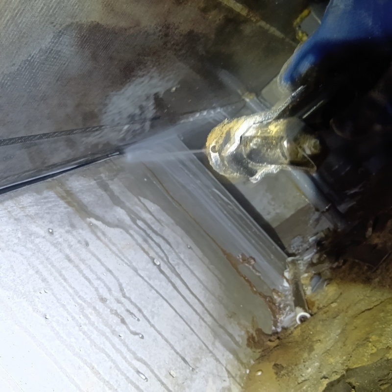 床下の基礎に作られた蟻道にシロアリ駆除剤を散布