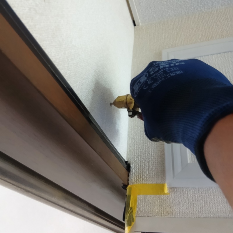 床下の基礎に作られた蟻道にシロアリ駆除剤を散布