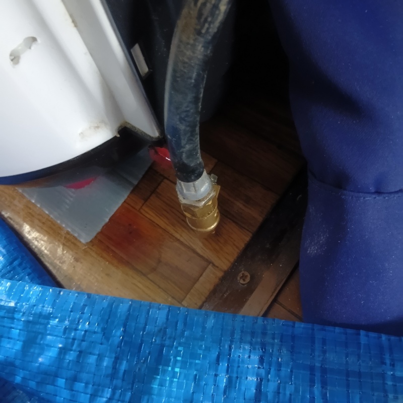 フローリングにシロアリ駆除剤を注入