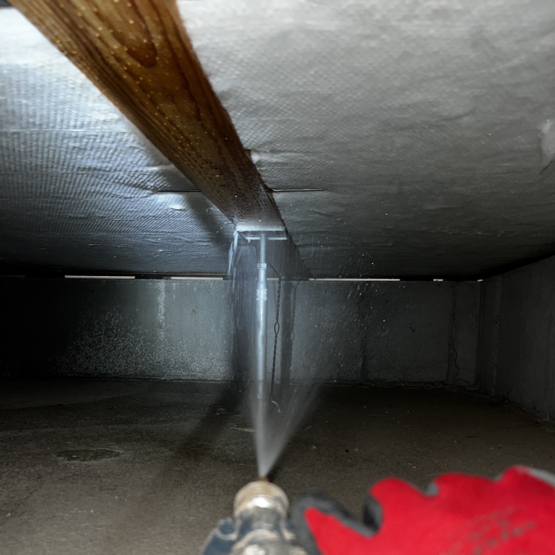 床下の木部に防蟻剤を散布