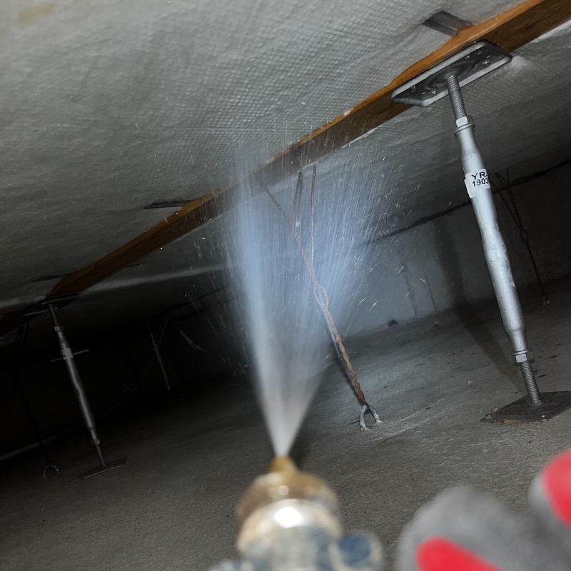 床下の木部に防蟻剤を散布