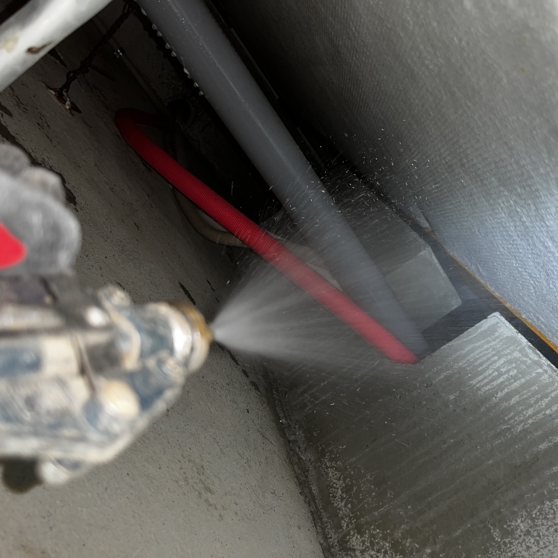 床下の基礎に防蟻剤を散布