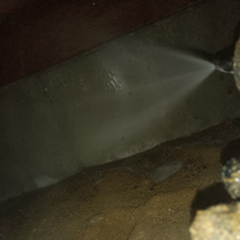 床下の土壌・基礎にシロアリ駆除剤を散布