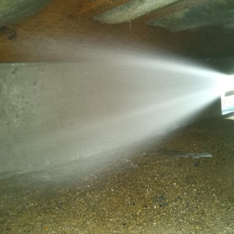 床下の土壌・基礎にシロアリ駆除剤を散布