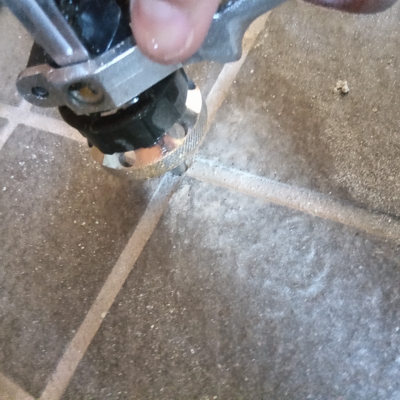 床下の土壌・基礎にシロアリ駆除剤を散布