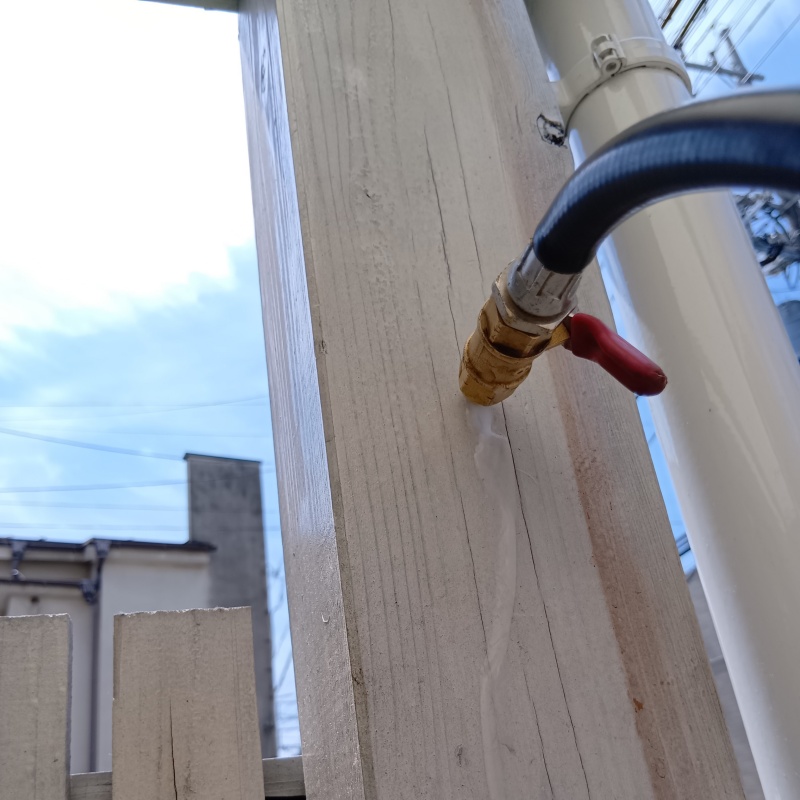 敷地内の柱（木部）にシロアリ駆除剤を散布