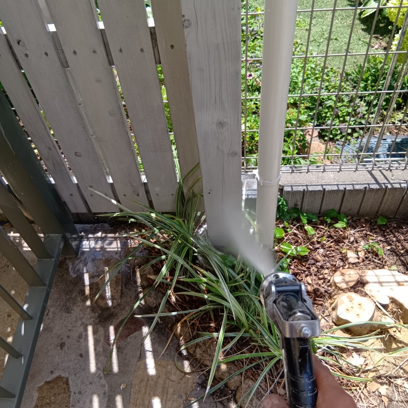 囲い（木材）にシロアリ駆除剤を散布