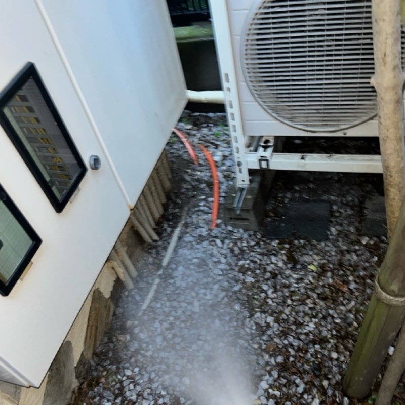 敷地内の地面にシロアリ駆除剤を散布