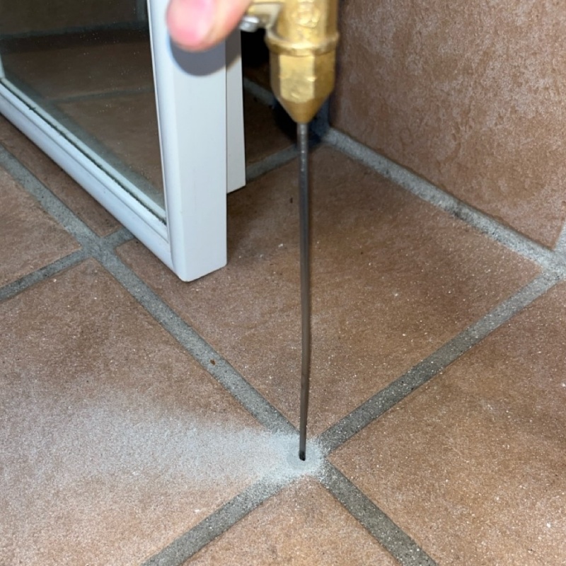 敷地内の地面にシロアリ駆除剤を散布